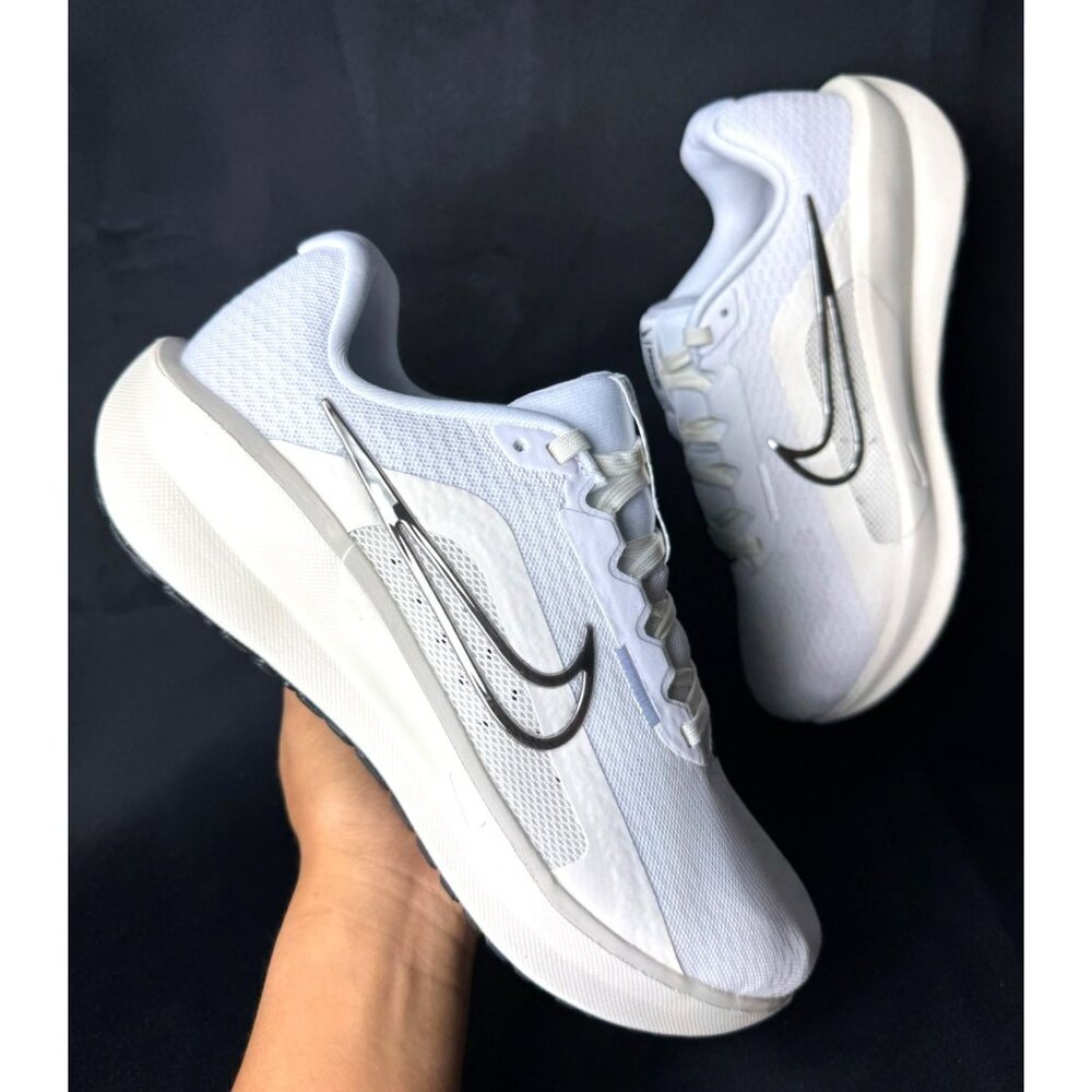 H55- SIZE 8 WOMEN'S NIKE DOWNSHIFTER 13 WIDE WHITE / PLATINUM TINT  FZ3088 100